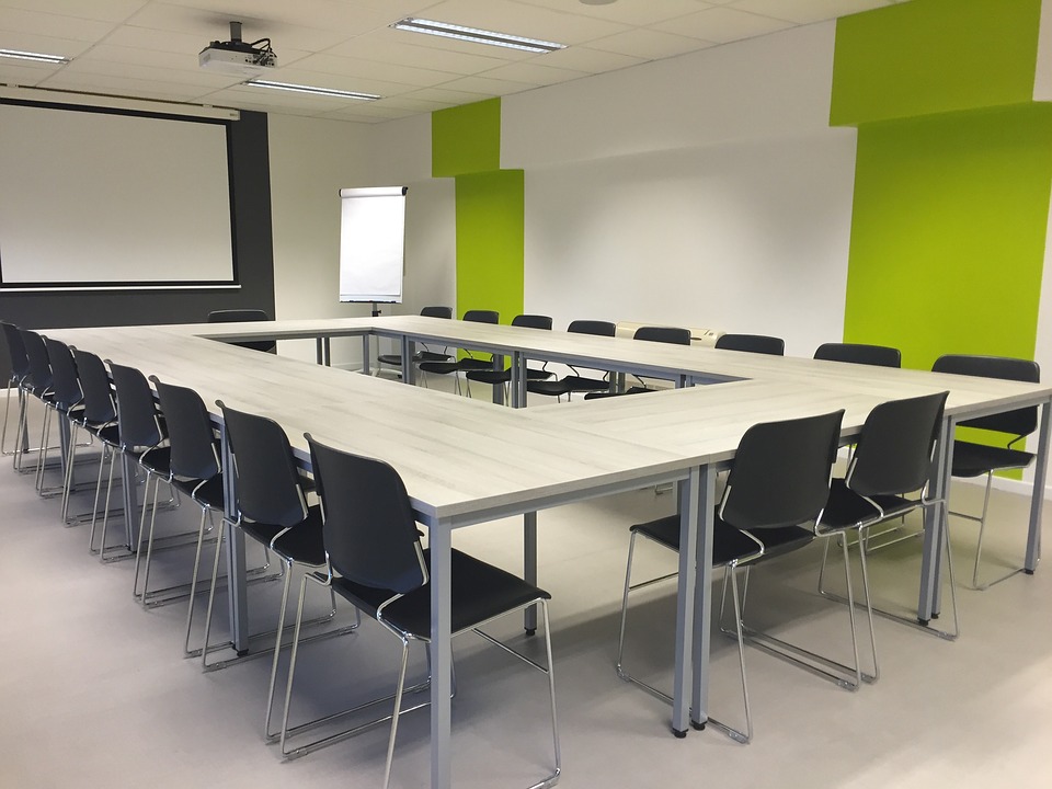 setting-up-meeting-room-furniture-to-improve-your-team-building