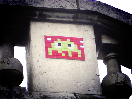 Space invader mosaic in Paris